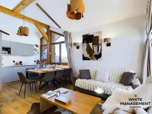 un salon avec un canapé et une table dans l'établissement Résidence Ariondaz Anemone - Penthouse familial skis aux pieds MAE-4724, à Courchevel