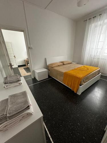 Una cama o camas en una habitación de Yali - A Due Passi Dal Mare