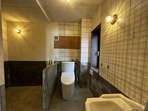 和歌山市にあるHotel Beniyaのトイレ、洗面台、浴槽を備えたバスルーム