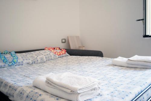 a room with a bed with towels on it at A due passi dal mare - Oasi di pace in Petacciato