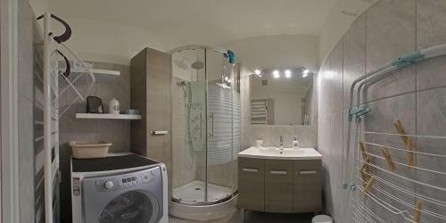 une salle de bain avec douche et machine à laver dans l'établissement APPARTEMENT T2 4 Personnes sur LA LONDE LAL300-031, à La Londe-les-Maures