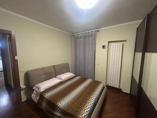 a bedroom with a bed with a gold finish at Casa vacanze Levata del sole in Porto Potenza Picena