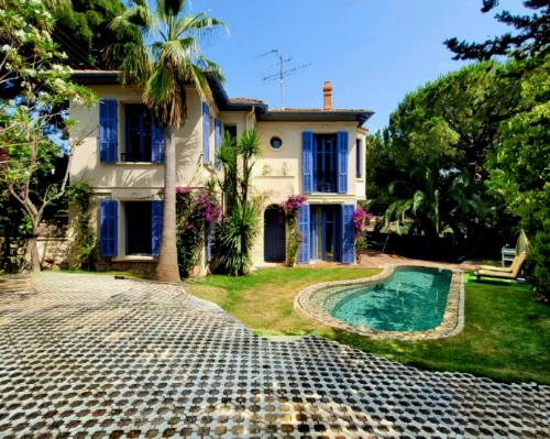 une maison avec une piscine devant dans l'établissement Villa La Joè, à Cannes