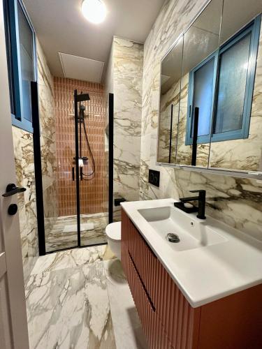 une salle de bain avec un lavabo et une douche dans l'établissement Villa La Joè, à Cannes
