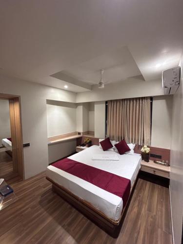 Foto da galeria de Hotel Dhanashri em Sholapur