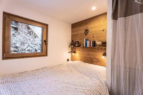 une chambre avec un lit et une fenêtre dans l'établissement Résidence Erines - ERINES 06 MAE-6341, à Les Allues