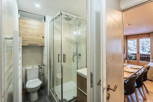 une salle de bain avec toilettes et douche en verre dans l'établissement Résidence Erines - ERINES 06 MAE-6341, à Les Allues