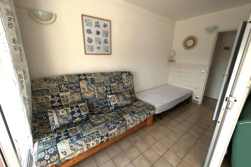 un salon avec un canapé et une table dans l'établissement 50m avec Terrasse dans une résidence avec PISCINE, au Grau-du-Roi