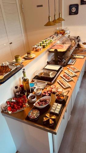 ein Buffet mit vielen verschiedenen Speisen in der Unterkunft Pension Am Werder in Bernburg