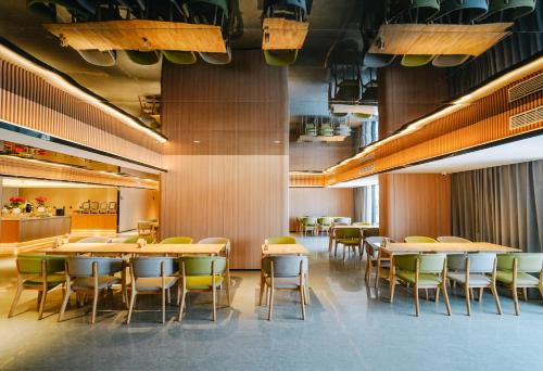 a restaurant with tables and chairs in a room at 曼谷东方酒店 in Bangkok