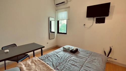 Телевизор и/или развлекательный центр в RoomQu at Ecohome Citra Raya