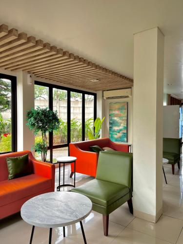 Гостиная зона в RoomQu at Ecohome Citra Raya