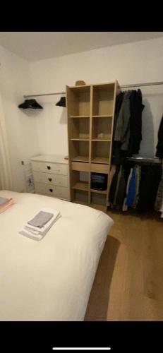 une chambre avec un lit et une étagère dans l'établissement Au cœur de Nîmes, un appart lumineux où il fait bon vivre, à Nîmes