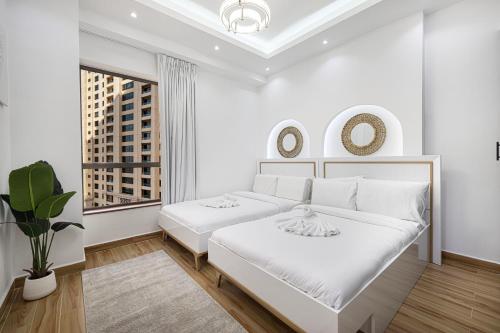 Krevet ili kreveti u jedinici u okviru objekta Chic 2BR Steps to JBR Beach