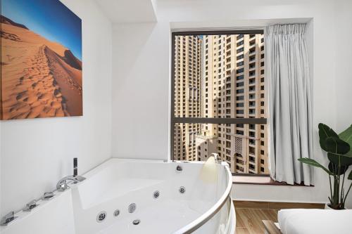 Kupatilo u objektu Chic 2BR Steps to JBR Beach
