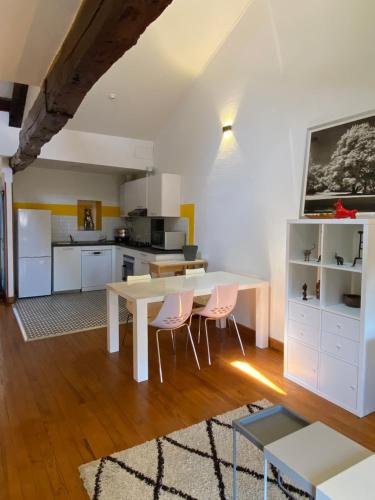 une cuisine et une salle à manger avec une table et des chaises dans l'établissement L'Empeyral - Hypercentre - Mezzanine, à Albi