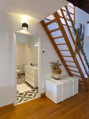 une salle de bain avec un lavabo et un miroir dans l'établissement L'Empeyral - Hypercentre - Mezzanine, à Albi