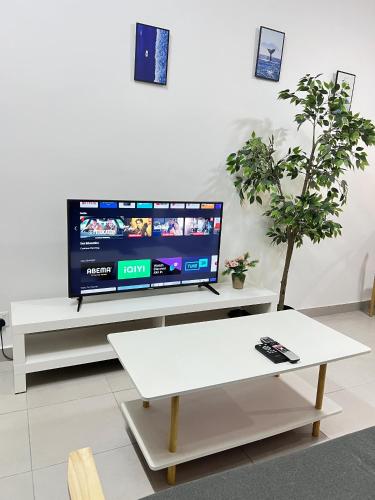 Televisyen dan/atau pusat hiburan di JetPad Suites - Near KLIA