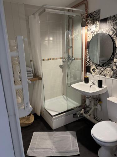 une salle de bain avec une douche, des toilettes et un lavabo dans l'établissement Appartement Cap d'Agde dans résidence avec piscine, au Cap d'Agde