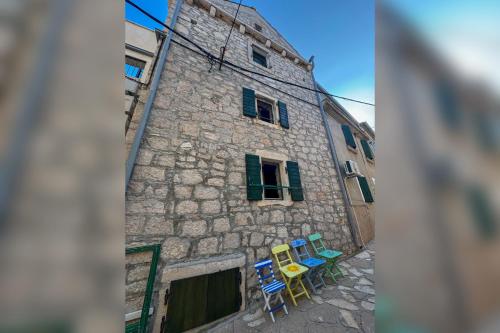 Το κτήριο όπου στεγάζεται  το διαμέρισμα