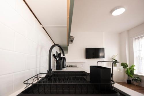 Stylish 2-Bed Apartment in Penarth Town Flat 2 photo 10