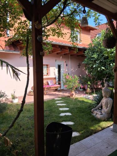 a garden view from the outside of a house at VÉNUS in Dessenheim
