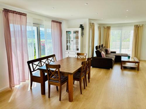 a living room with a wooden table and chairs at Atemberaubender Ausblick mit Premium-Wanderwegen vor der Haustür in Albstadt