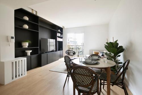une cuisine et une salle à manger avec une table et des chaises dans l'établissement Bright & Chic apartment Near Porte Maillot - 4P, à Neuilly-sur-Seine