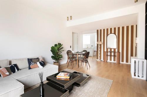 un salon avec un canapé et une table dans l'établissement Bright & Chic apartment Near Porte Maillot - 4P, à Neuilly-sur-Seine
