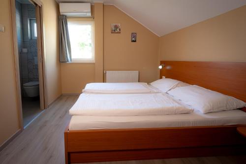 Postel nebo postele na pokoji v ubytování Guesthouse Režekov podrum
