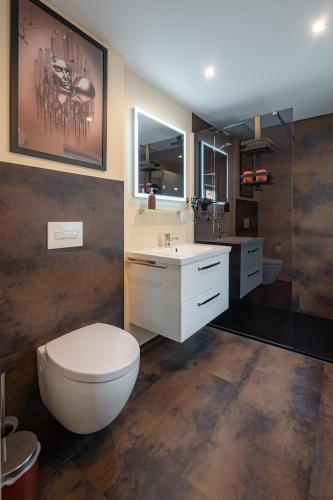 a bathroom with a toilet and a sink at Ferienhaus Nißmitz No.32 in Freyburg