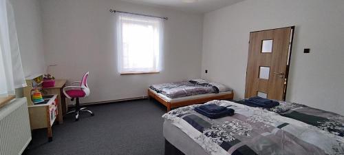 Postel nebo postele na pokoji v ubytování Apartmán pod lesem