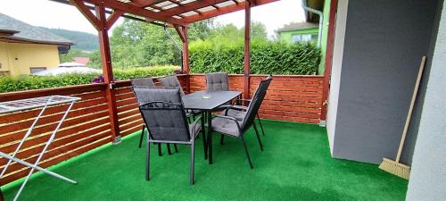 Patio nebo venkovní prostory v ubytování Apartmán pod lesem
