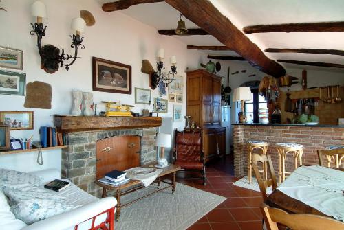エルバルンガにあるRelaxing Paradise Chez Nicoliniのリビングルーム(レンガ造りの暖炉、テーブル付)