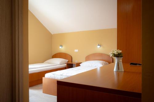 Postel nebo postele na pokoji v ubytování Guesthouse Režekov podrum