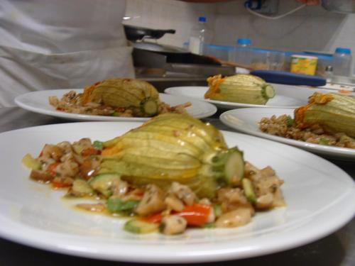 un gruppo di piatti di cibo su un tavolo di Locanda Dl'Angel a Villar San Costanzo