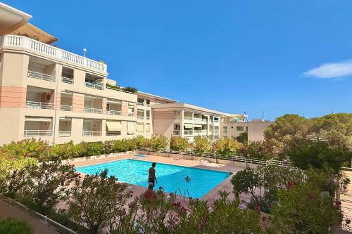 2-Bedroom Apartment with Garage Pool View Golfe-Juan