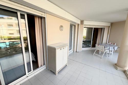 - un balcon d'un immeuble avec une table et des chaises dans l'établissement 2-Bedroom Apartment with Garage Pool View Golfe-Juan, au Golfe-Juan