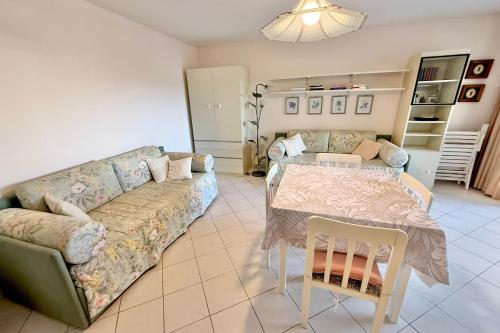 un salon avec un canapé et une table dans l'établissement 2-Bedroom Apartment with Garage Pool View Golfe-Juan, au Golfe-Juan