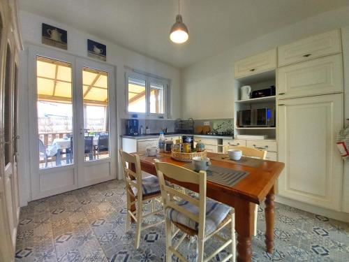 une cuisine avec une table en bois et des chaises ainsi qu'une salle à manger dans l'établissement La Tremblade - MAISON mitoyenne en CENTRE-VILLE - CENTRE et PORT A PROXIMITE, à La Tremblade