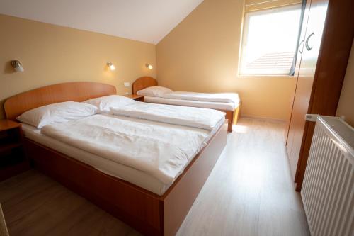 Postel nebo postele na pokoji v ubytování Guesthouse Režekov podrum