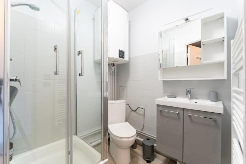 une salle de bain avec toilettes, lavabo et douche dans l'établissement Arcadine - Studio avec terrasse, à Arcachon