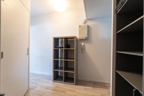 Cette chambre comprend un placard avec une étagère. dans l'établissement Arcadine - Studio avec terrasse, à Arcachon