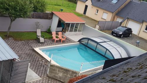 une vue aérienne d'une piscine dans une cour arrière dans l'établissement La Maison des Étoiles, à Marcey-les-Grèves