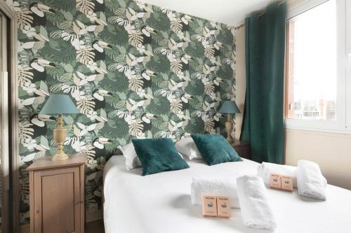 - une chambre avec 2 lits et papier peint vert et blanc dans l'établissement Gorgeous apartment Near Paris - 5P, à Clichy