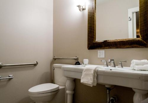 Ένα μπάνιο στο Lake Placid Inn: Residences