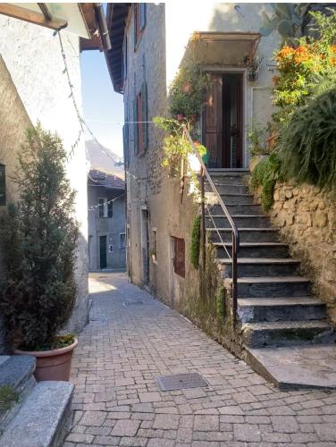 an alley with stairs leading up to a building at Romantic Room AL RIFUGIO DEI SOGNI terrazza con vista lago mozzafiato in Blevio