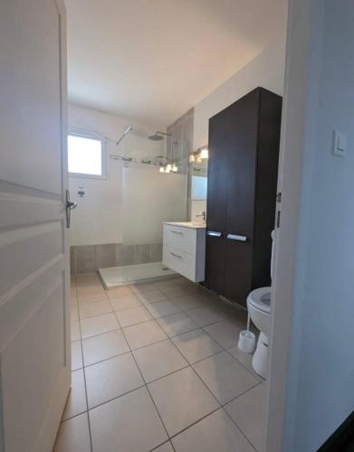 une salle de bain avec toilettes et lavabo dans l'établissement Maison 2 Chambres, à Mimizan-Plage
