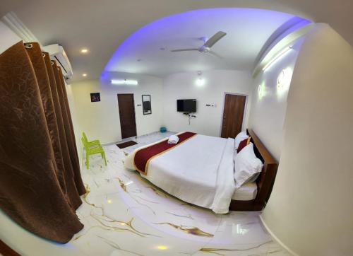 Una habitación de hotel con una cama con el suelo destrozado. en AK Residency, en Chennai