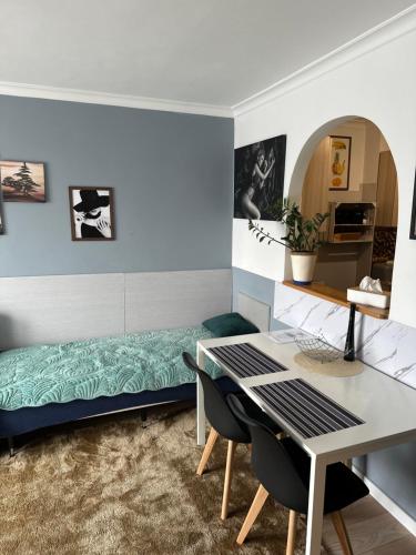 un dormitorio con una cama y una mesa en Apartament 22 Stycznia 3, en Przemyśl